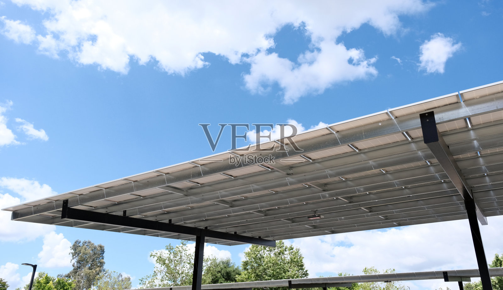 停车场上的太阳能电池板照片摄影图片