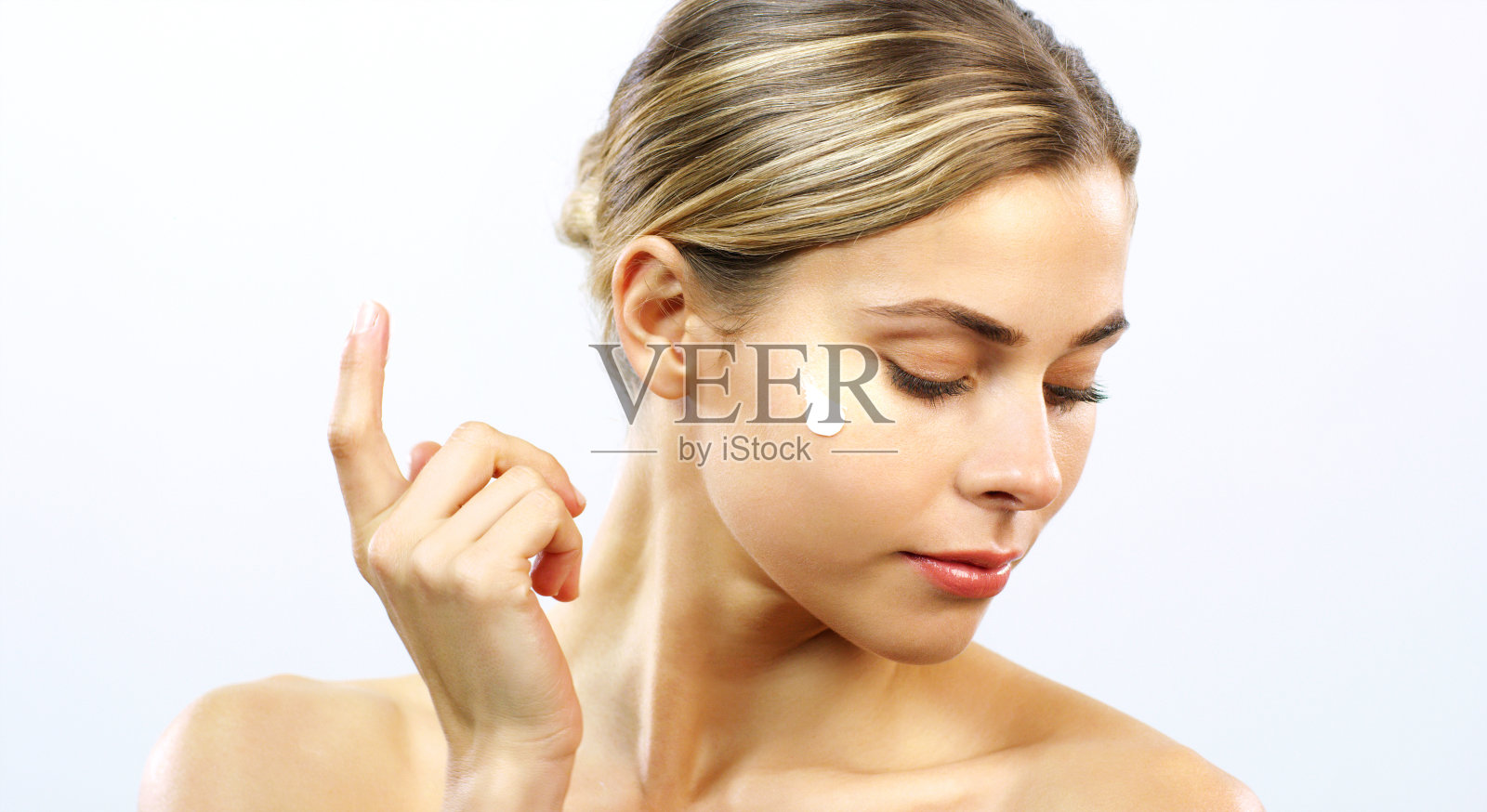 护肤，霜和女性与早上自我护理例行，面部洗液产品的卫生和抗衰老的白色工作室模型。模特与浴室护肤美容或化妆品与模拟照片摄影图片