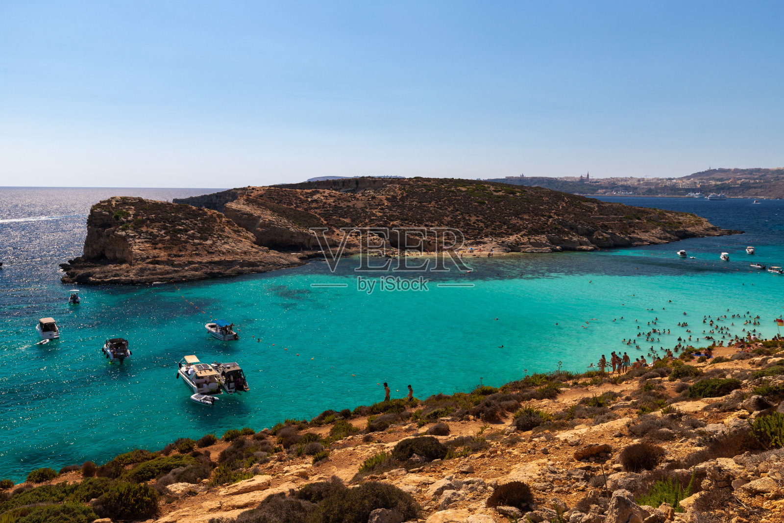 蓝色泻湖是科米诺岛西海岸一个受欢迎的小海湾，有浅蓝的海水，适合一日游照片摄影图片