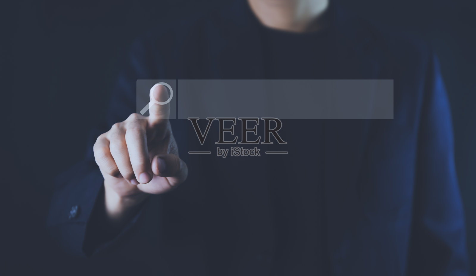 商务人士通过互联网搜索浏览、浏览器和通信工具来展示他们对数字技术的了解。连接和网站。利用网络提高业务效率的概念。照片摄影图片