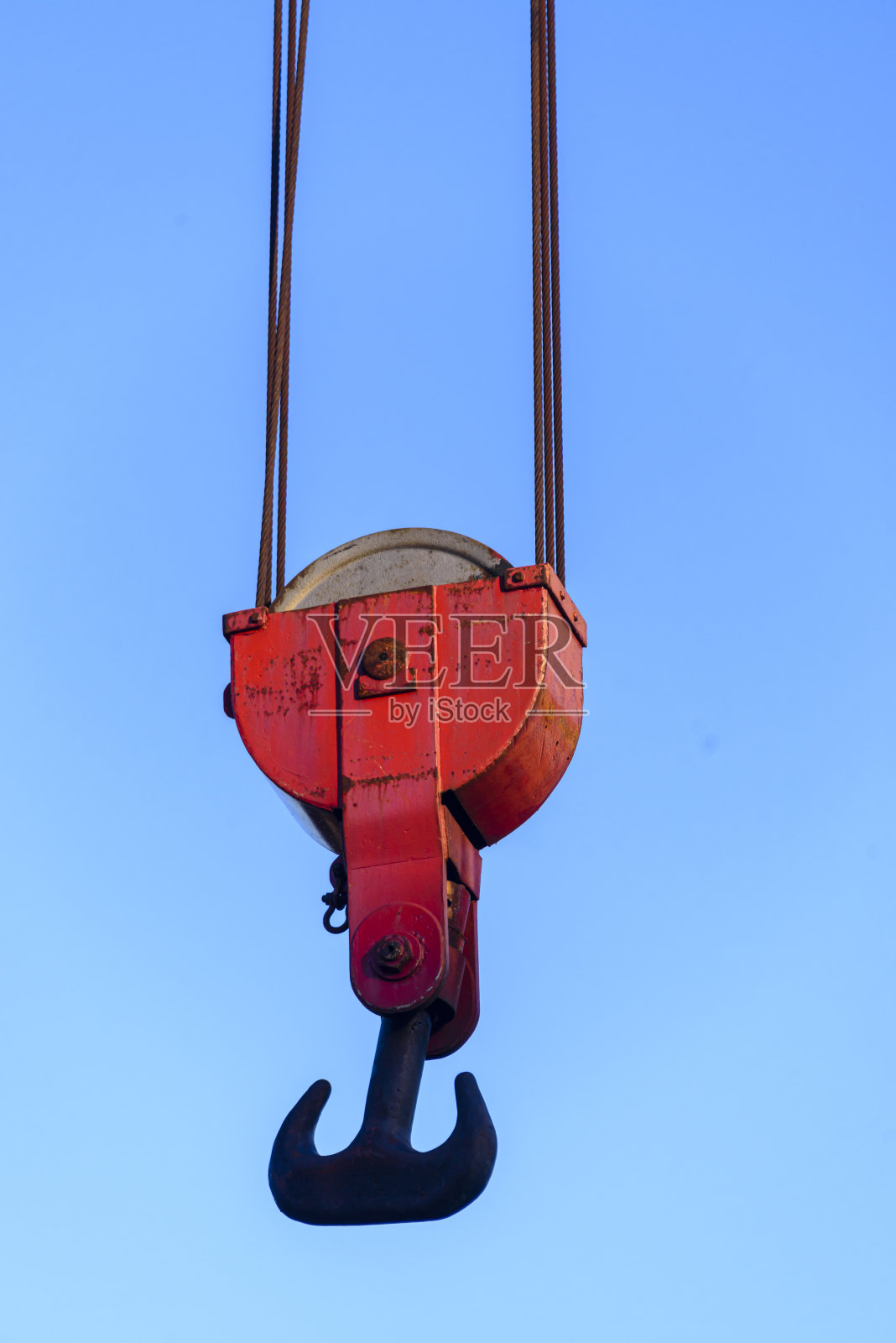 红色钢吊钩，鹿特丹港，荷兰照片摄影图片