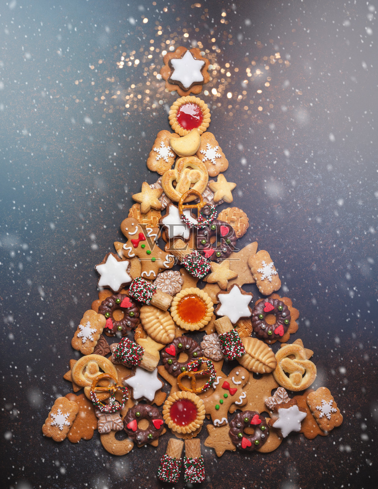 圣诞树形状的各式圣诞饼干照片摄影图片