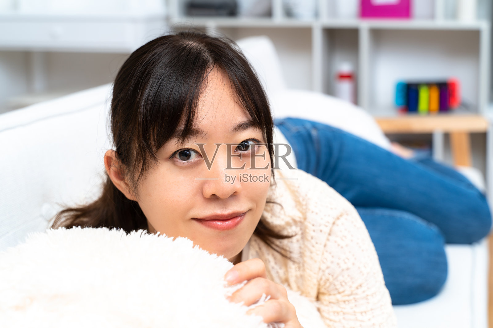 年轻女子在家里的沙发上放松照片摄影图片