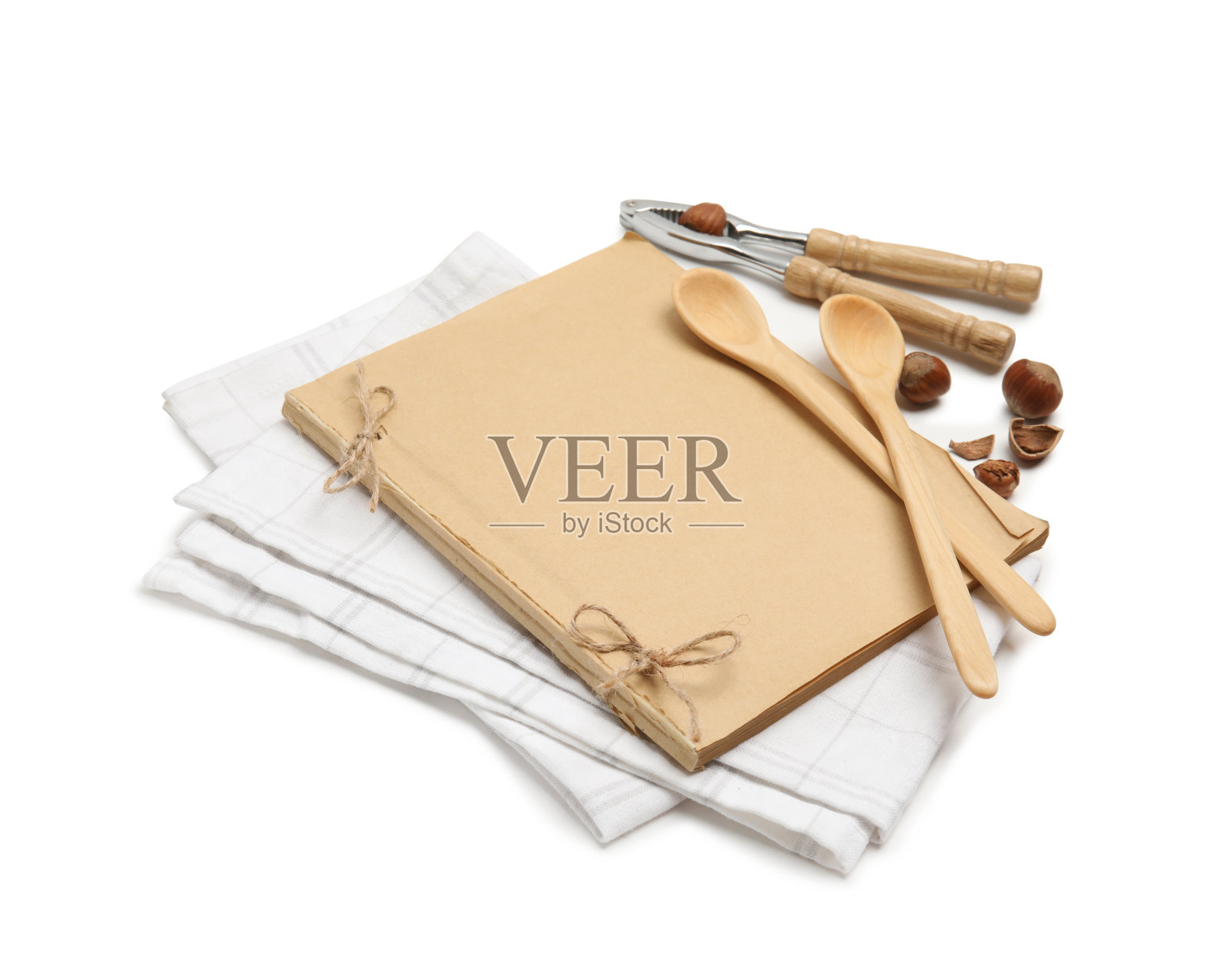 白色背景的空白食谱，餐巾，坚果和木制器具。空间的文本照片摄影图片