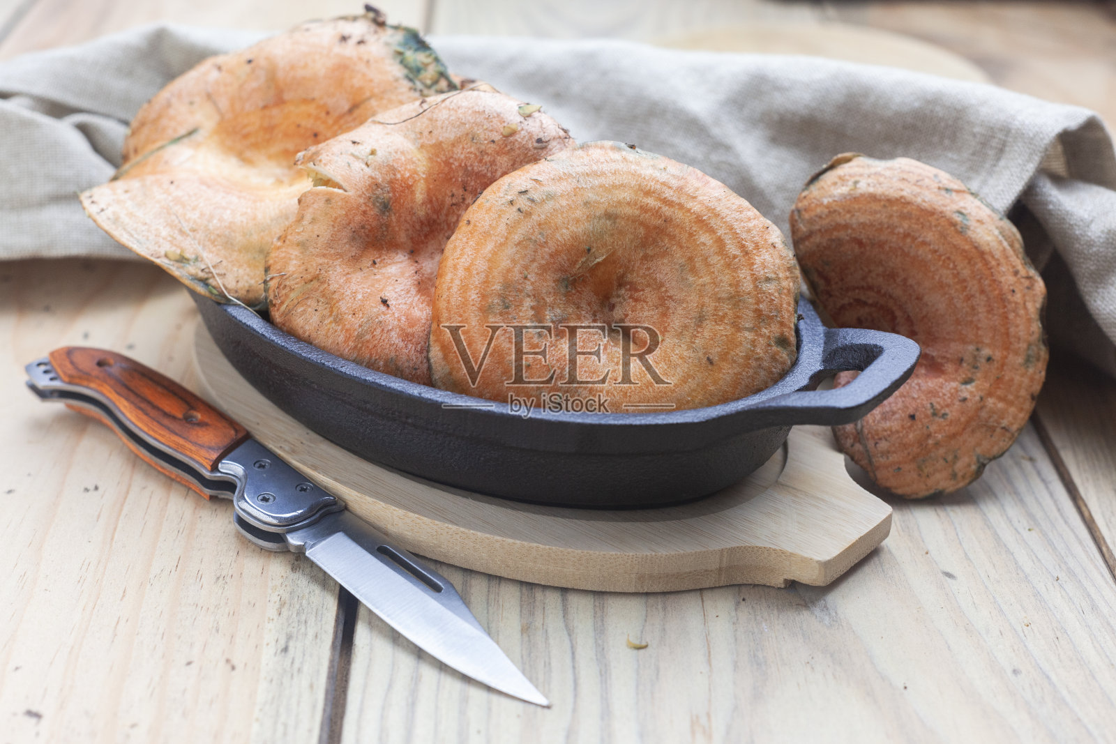 新鲜robellón来自西班牙旁边的一把刀。乳菇属deliciosus照片摄影图片