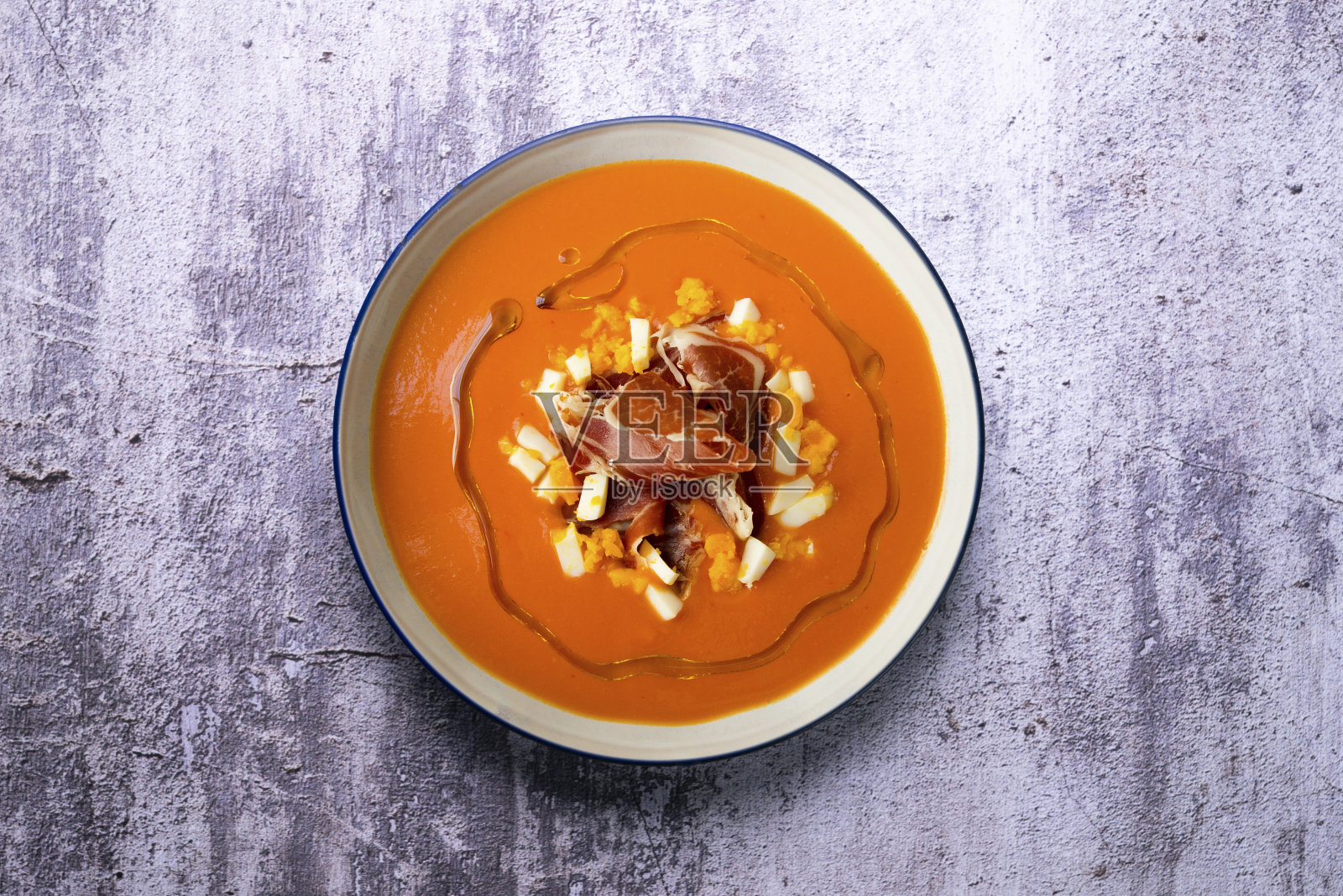 Salmorejo Cordobes。典型的西班牙冷汤食谱，用西红柿和蔬菜做成。来自西班牙南部的传统小吃。照片摄影图片