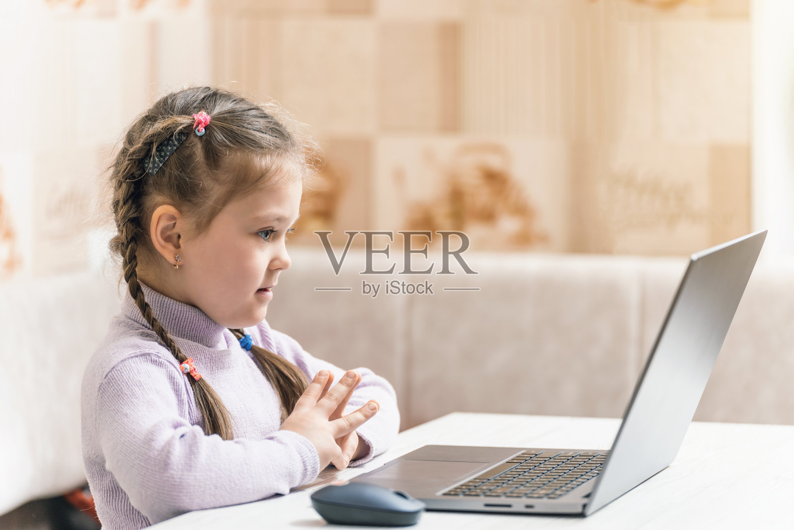 可爱的小女孩使用笔记本电脑在线学习照片摄影图片