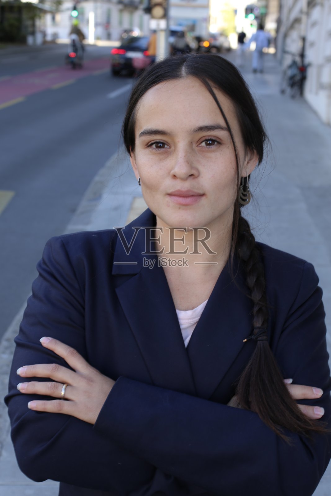 拉丁女商人摆出自信的姿势照片摄影图片