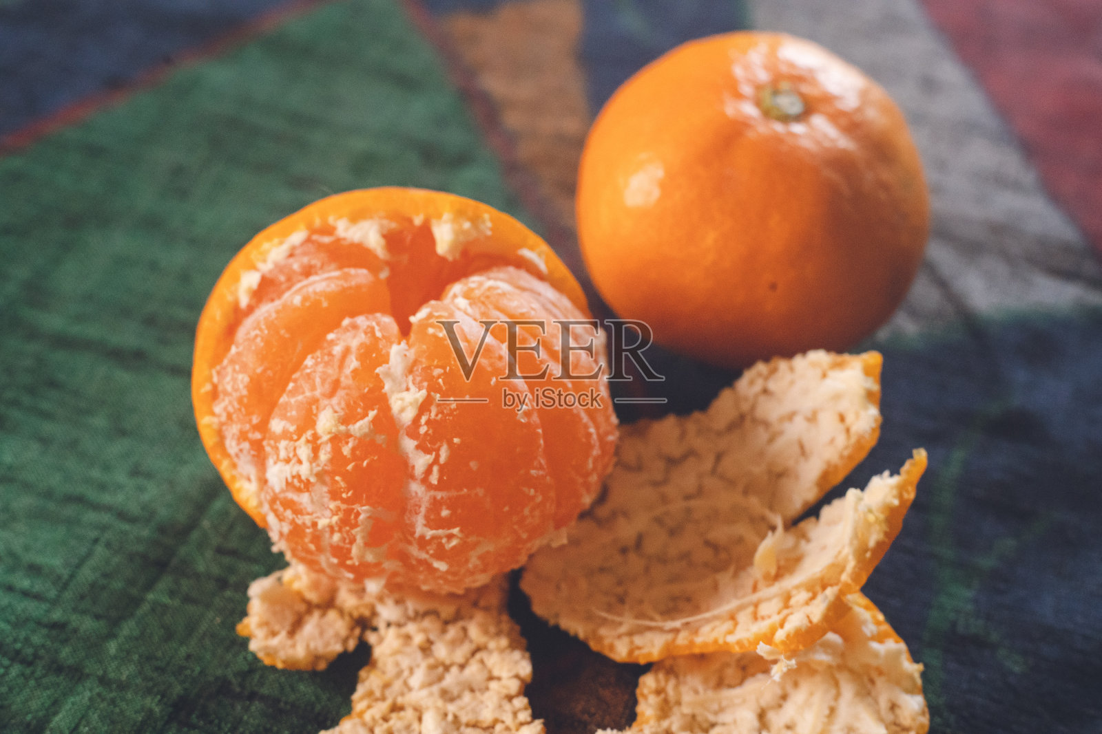 日本的温舒美康是用日本图案的布料去皮的，皮薄，汁多，味道鲜美。照片摄影图片