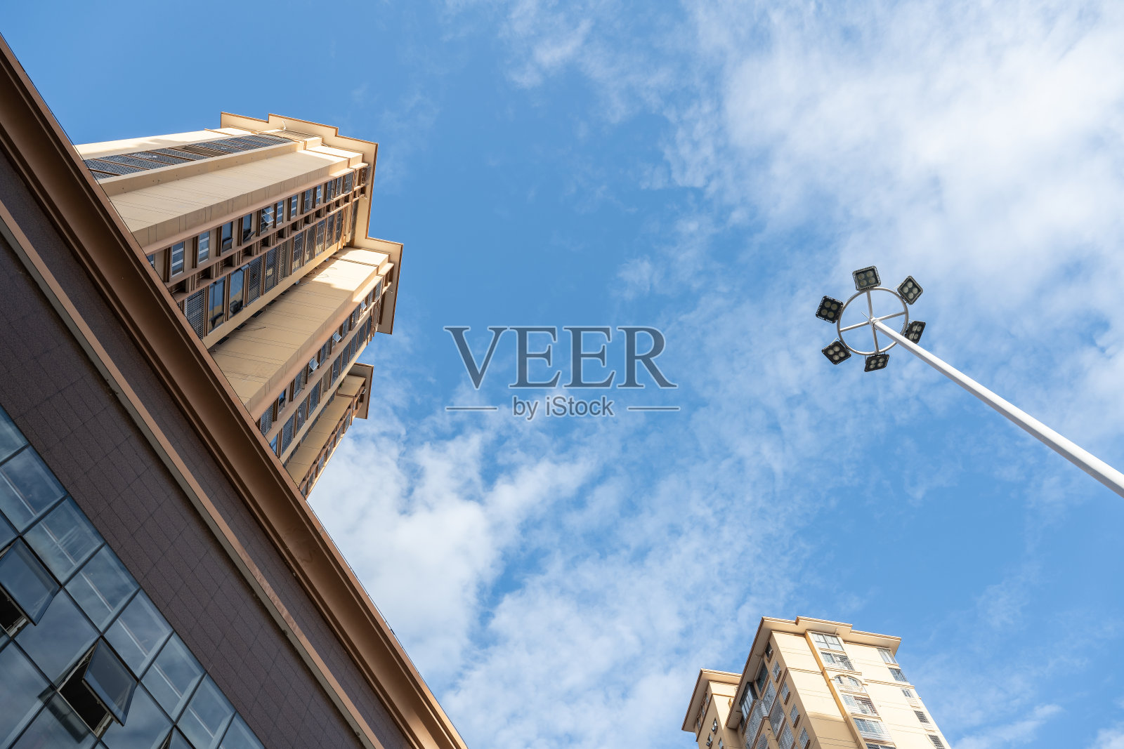 现代城市的高楼和路灯照片摄影图片