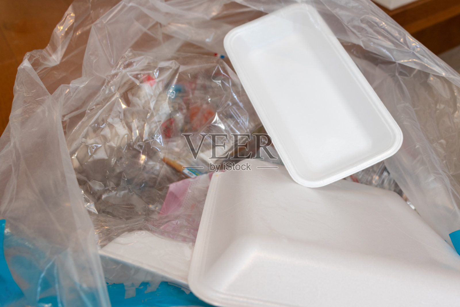 很多塑料垃圾装在一个透明的塑料袋里照片摄影图片