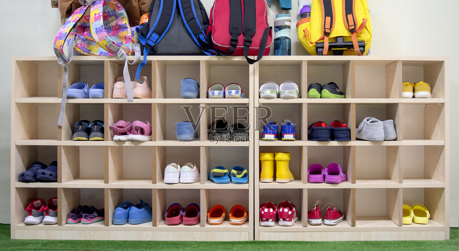 幼儿园门口的彩色背包和靴子照片摄影图片