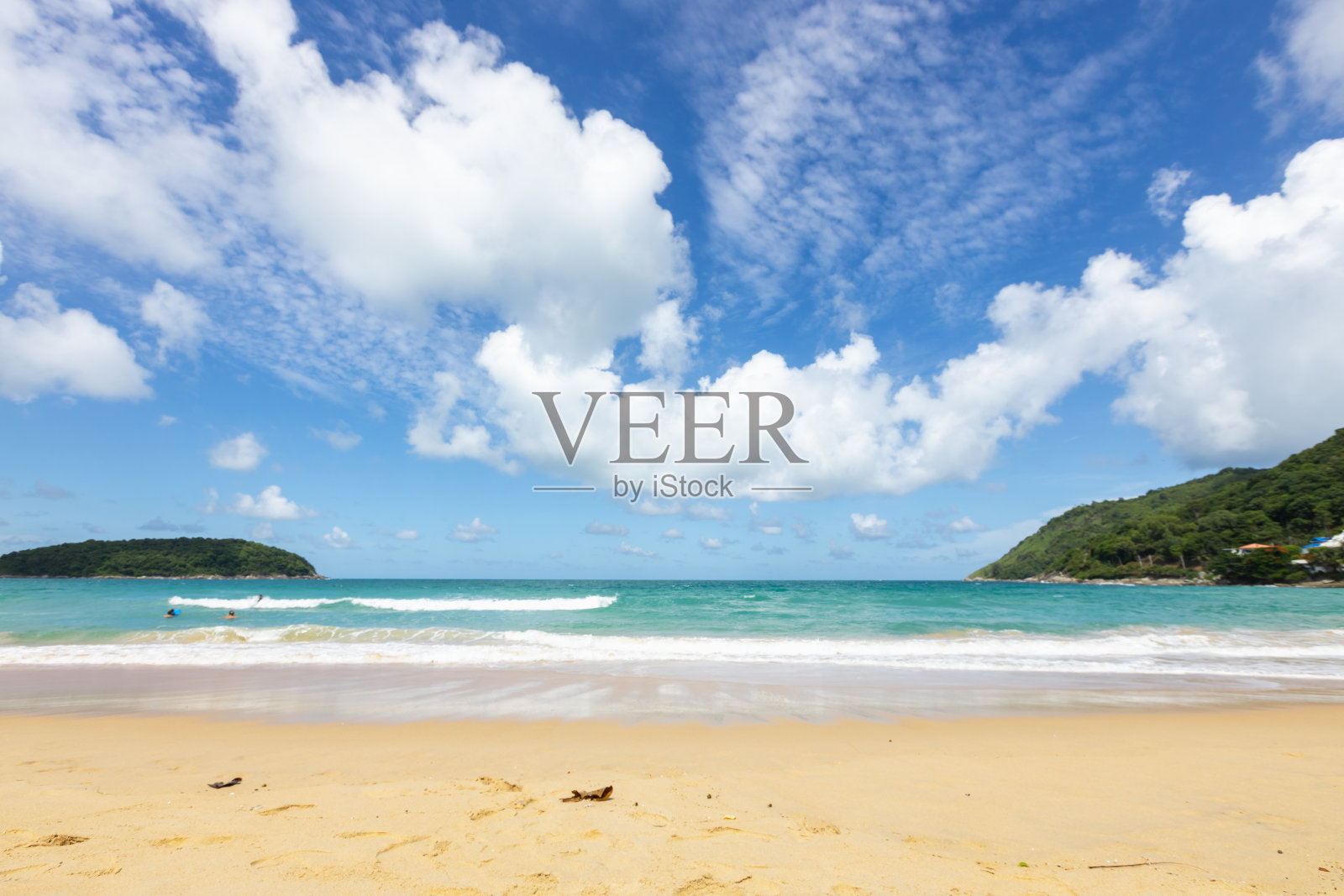 蓝绿色的沙蓝色的天空在晴天和空间的天空和云照片摄影图片