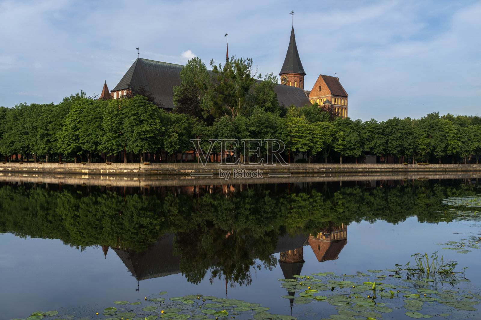 俄罗斯加里宁格勒，阳光明媚的夏日里，Immanuel Kant岛上的Koningberg大教堂和Pregolya河照片摄影图片