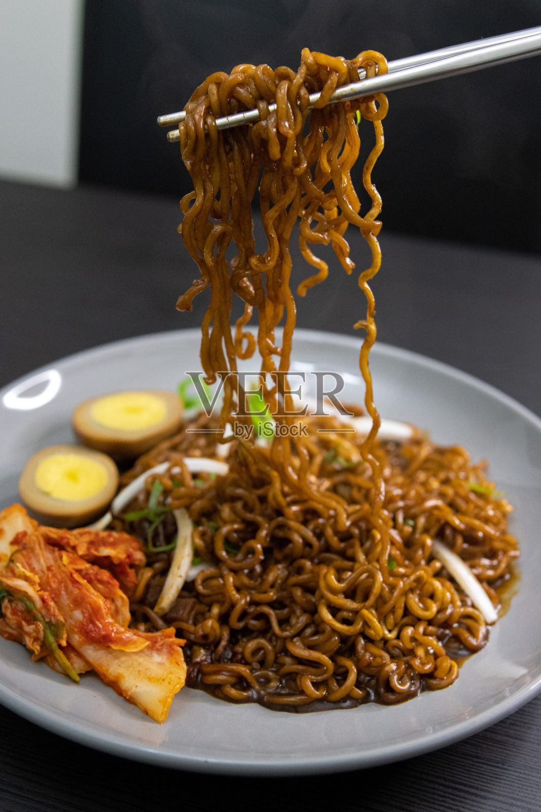 韩国炸酱面黑豆泡面特写照片摄影图片