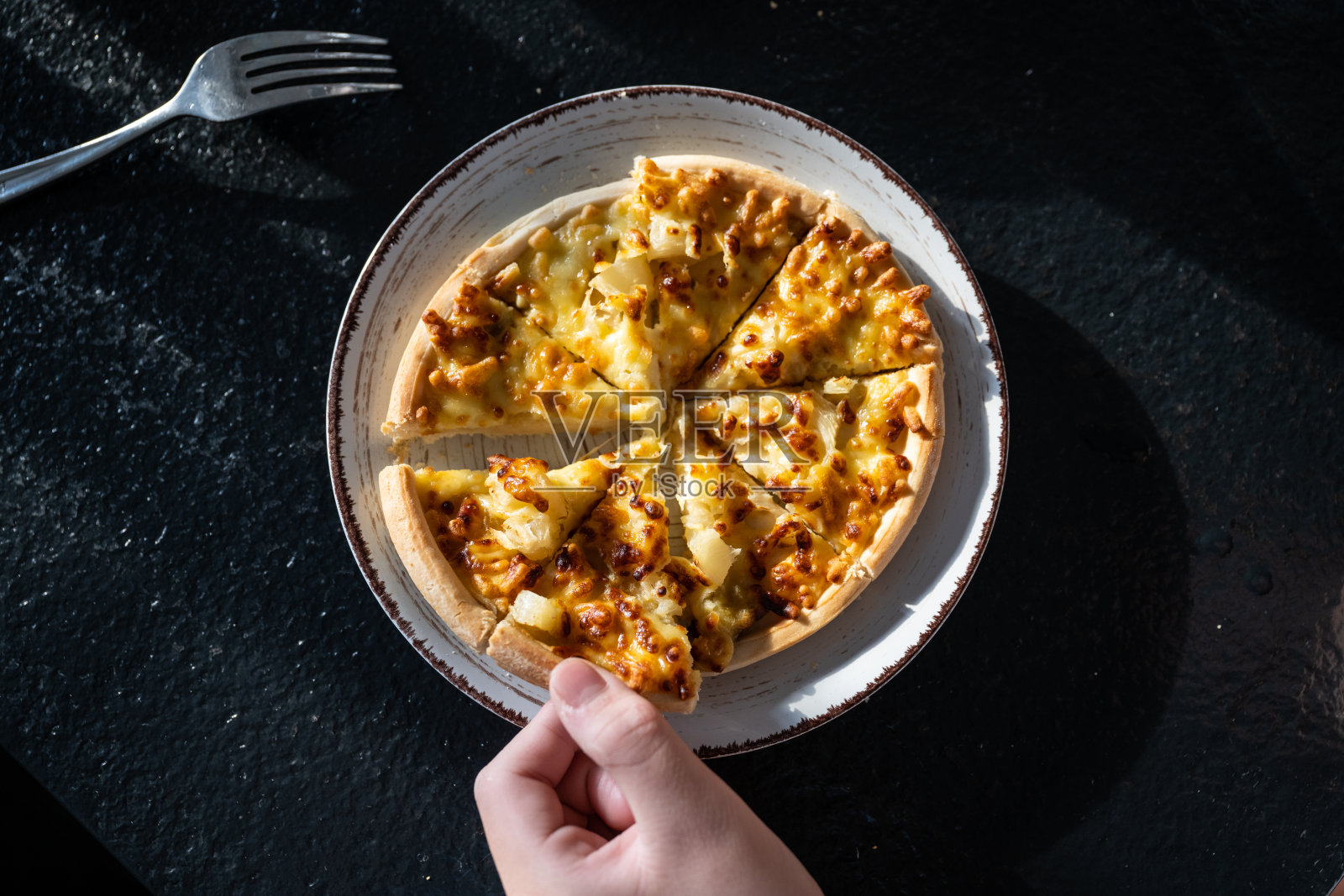 用手拿美味的披萨照片摄影图片