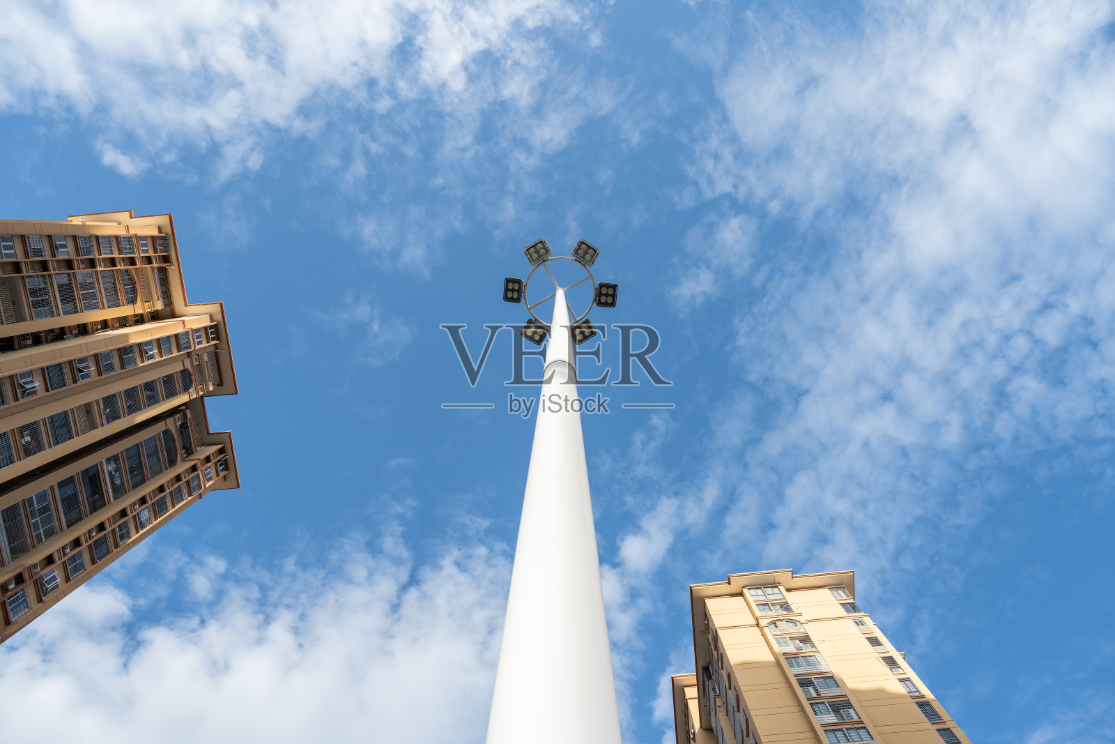 现代城市的高楼和路灯照片摄影图片