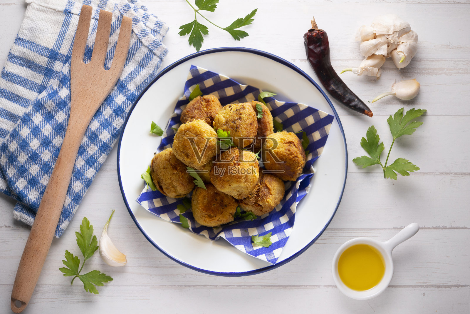用鹰嘴豆和面粉做成的素食肉丸。来自西班牙北部的传统素食小吃。照片摄影图片