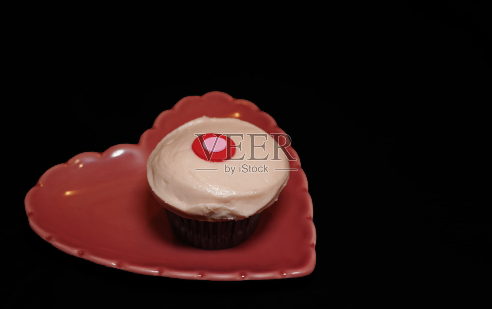 心形盘草莓小蛋糕照片摄影图片