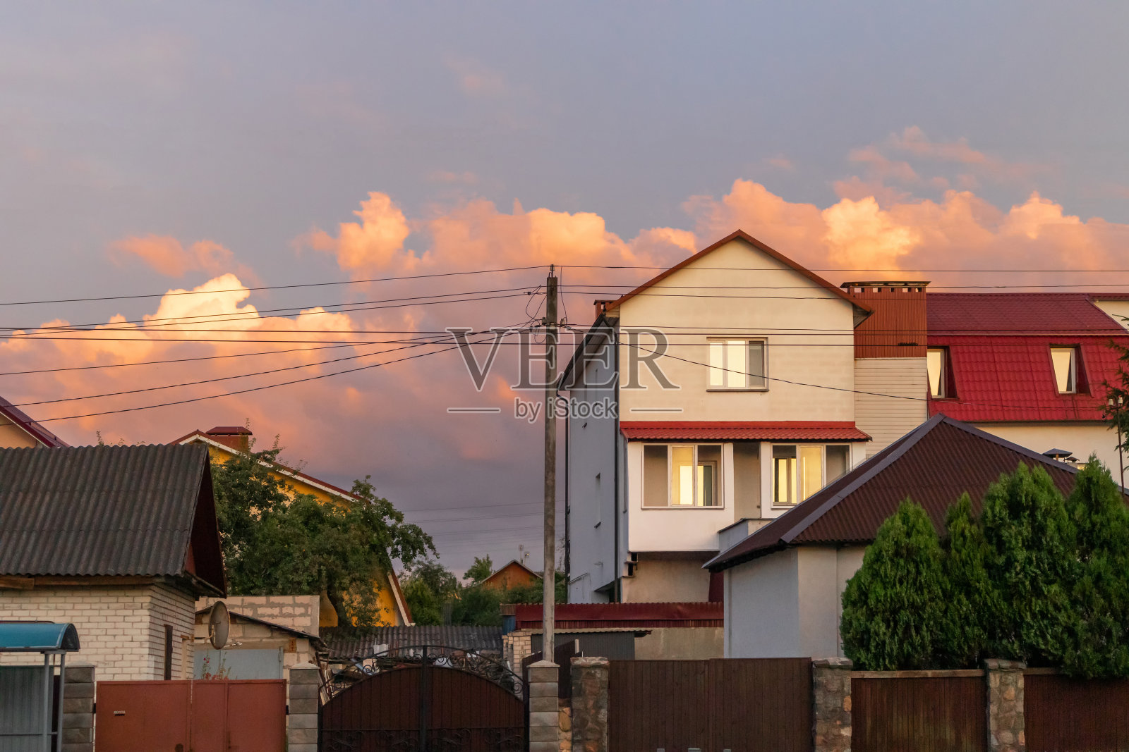 舒适小镇里古老的白色小屋。街景景观老城区，小房子日落。旧建筑正面视图。照片摄影图片