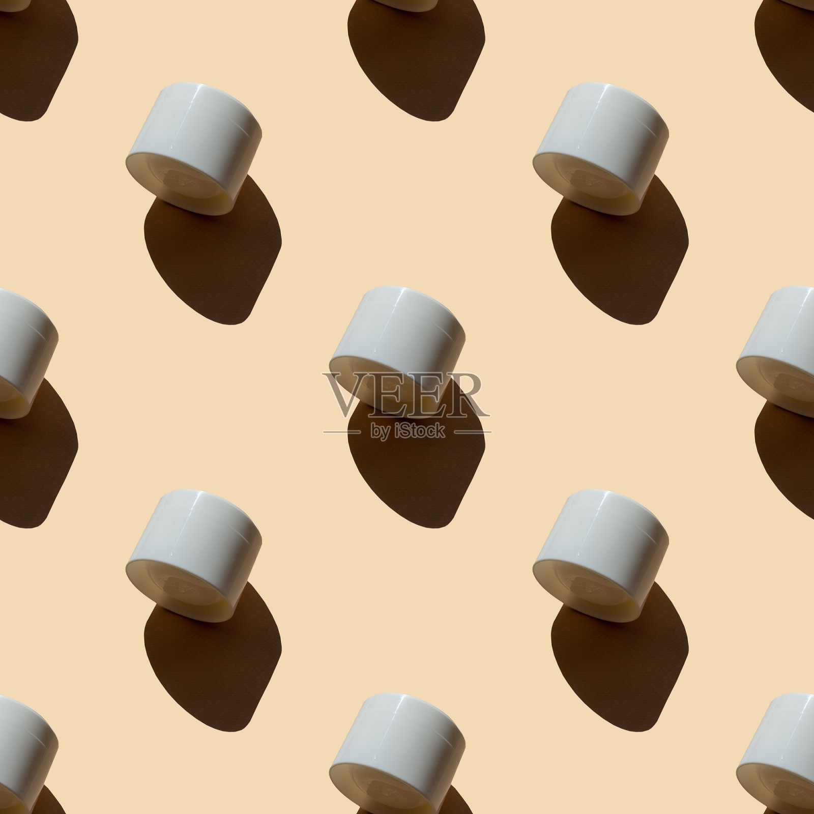 无缝模式的模型白色塑料罐与保湿。没有标记的容器，用于装乳液，洗面奶，洗发水，米色背景有阴影。俯视图，平铺照片摄影图片