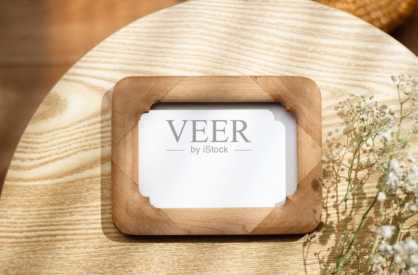 木制相框模型在圆桌与傍晚的阳光照片摄影图片