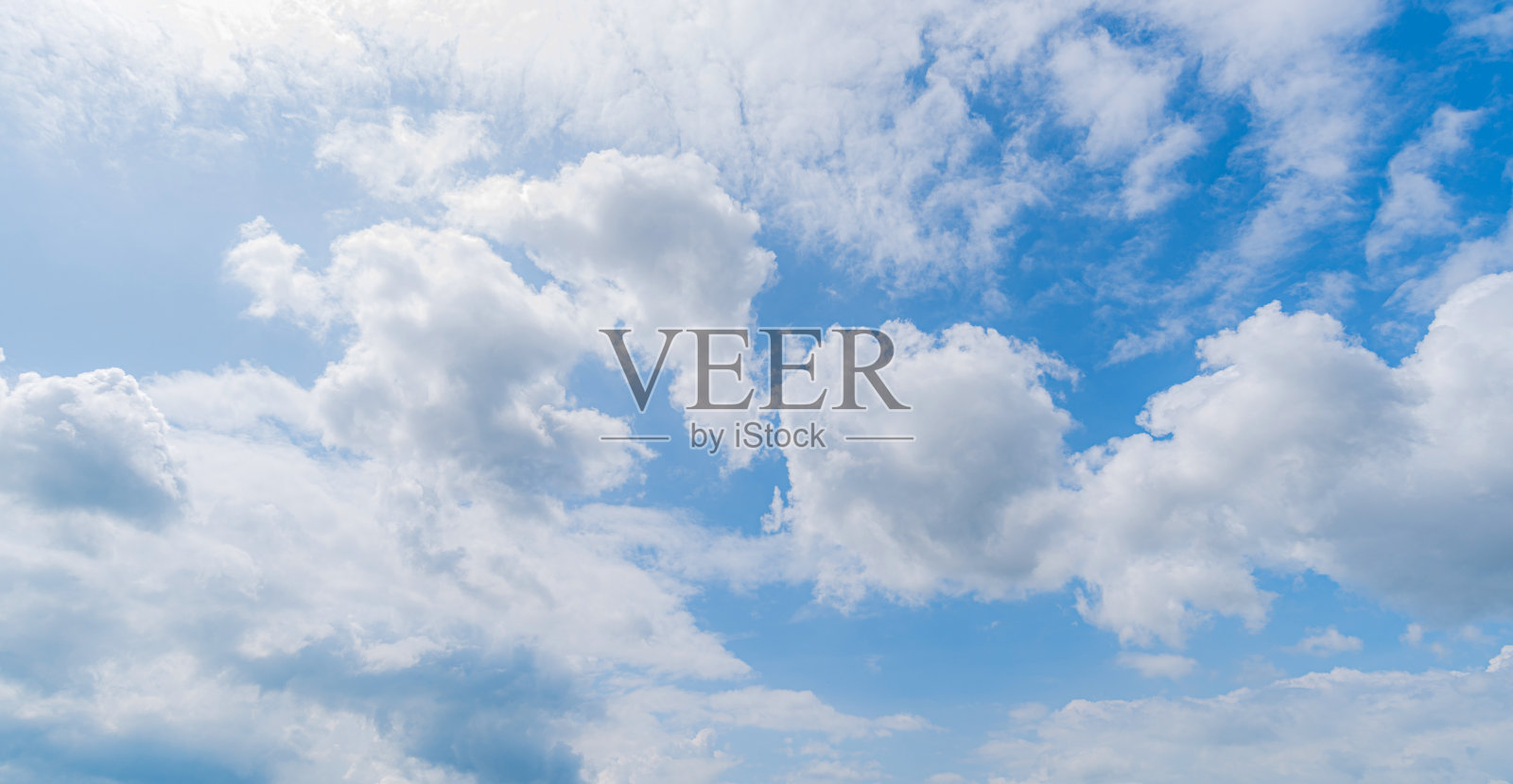 全景湛蓝的天空和云层，云层与背景。照片摄影图片