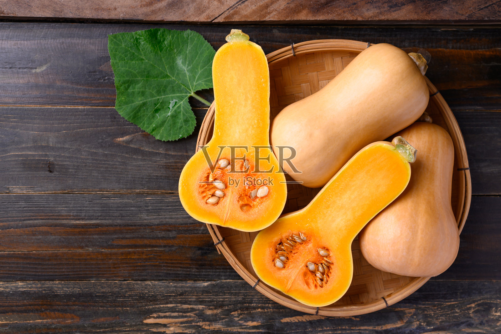 胡桃南瓜或胡桃南瓜在木制背景照片摄影图片