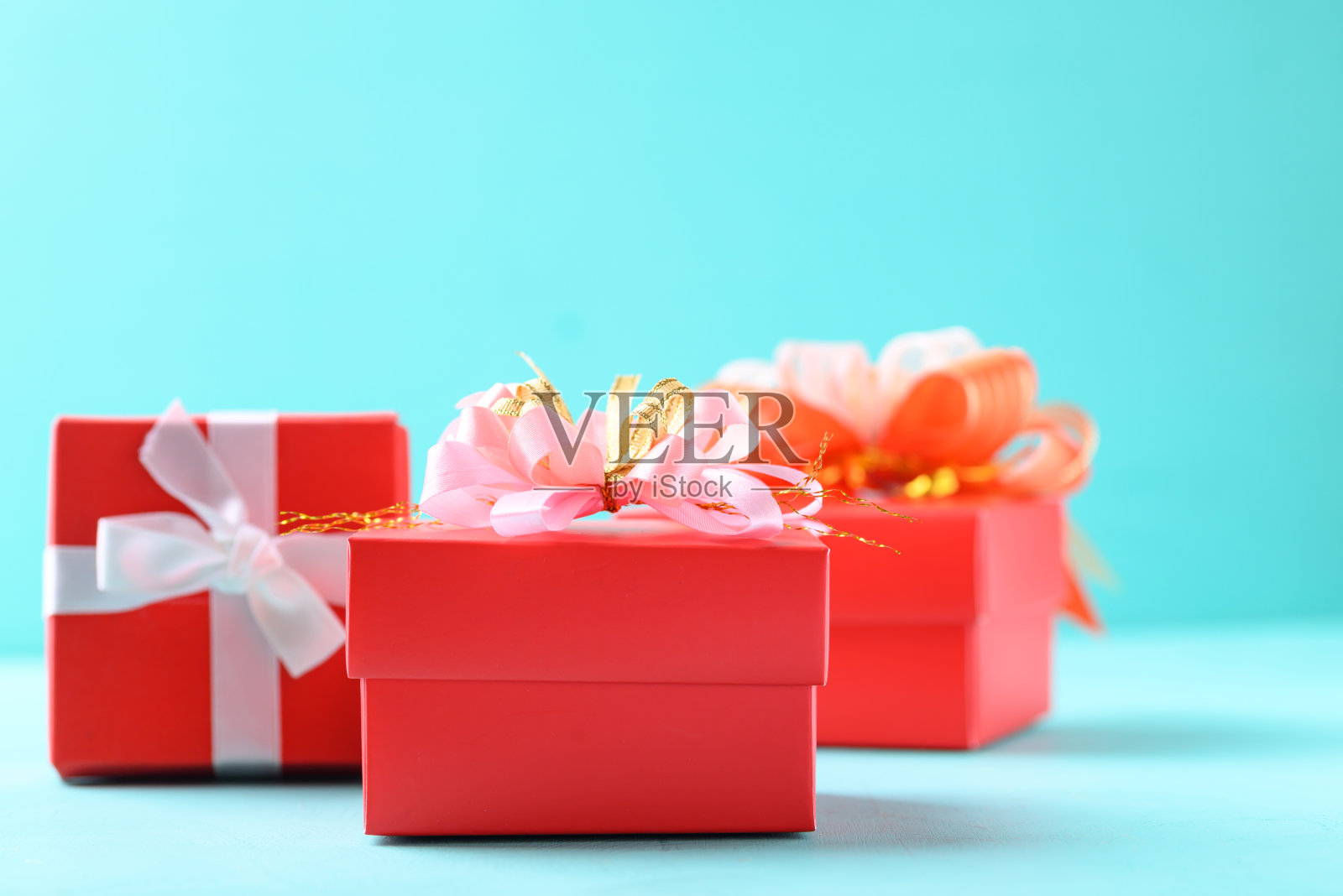 红色礼盒与缎带浅蓝色背景照片摄影图片