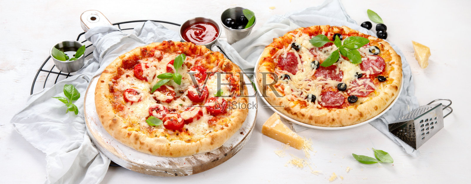 刚烤好的披萨在深色背景上。照片摄影图片