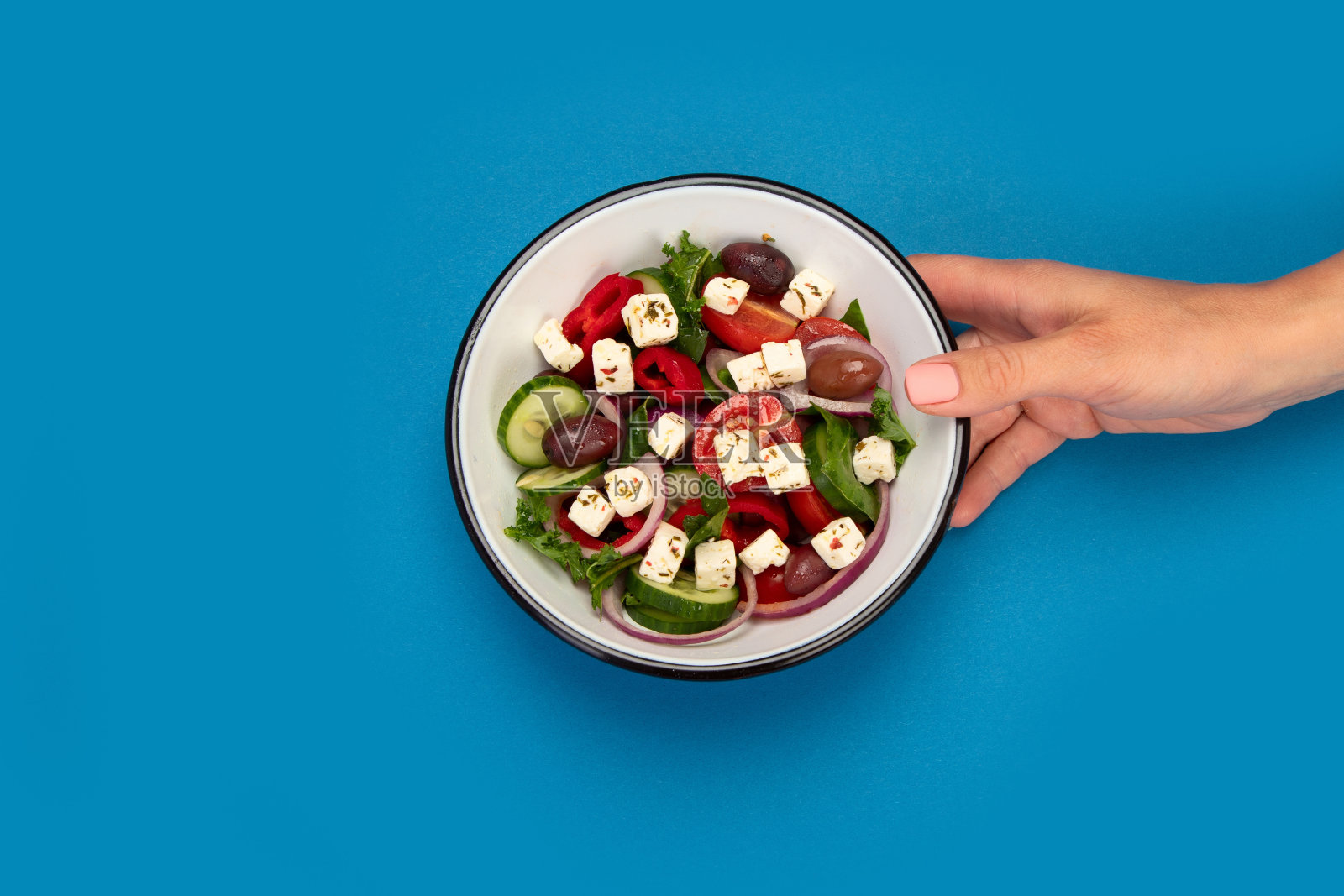 彩色背景的希腊沙拉。照片摄影图片