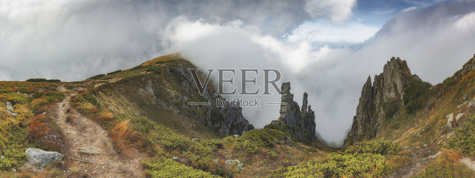 喀尔巴阡山谷，山上有低云照片摄影图片