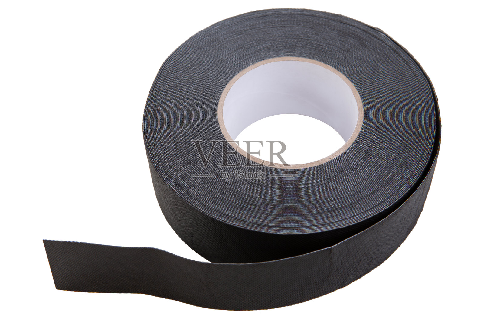 一卷黑色加筋胶带，在安装屋顶时，用于密封屋顶材料的连接处，平躺时，隔离照片摄影图片