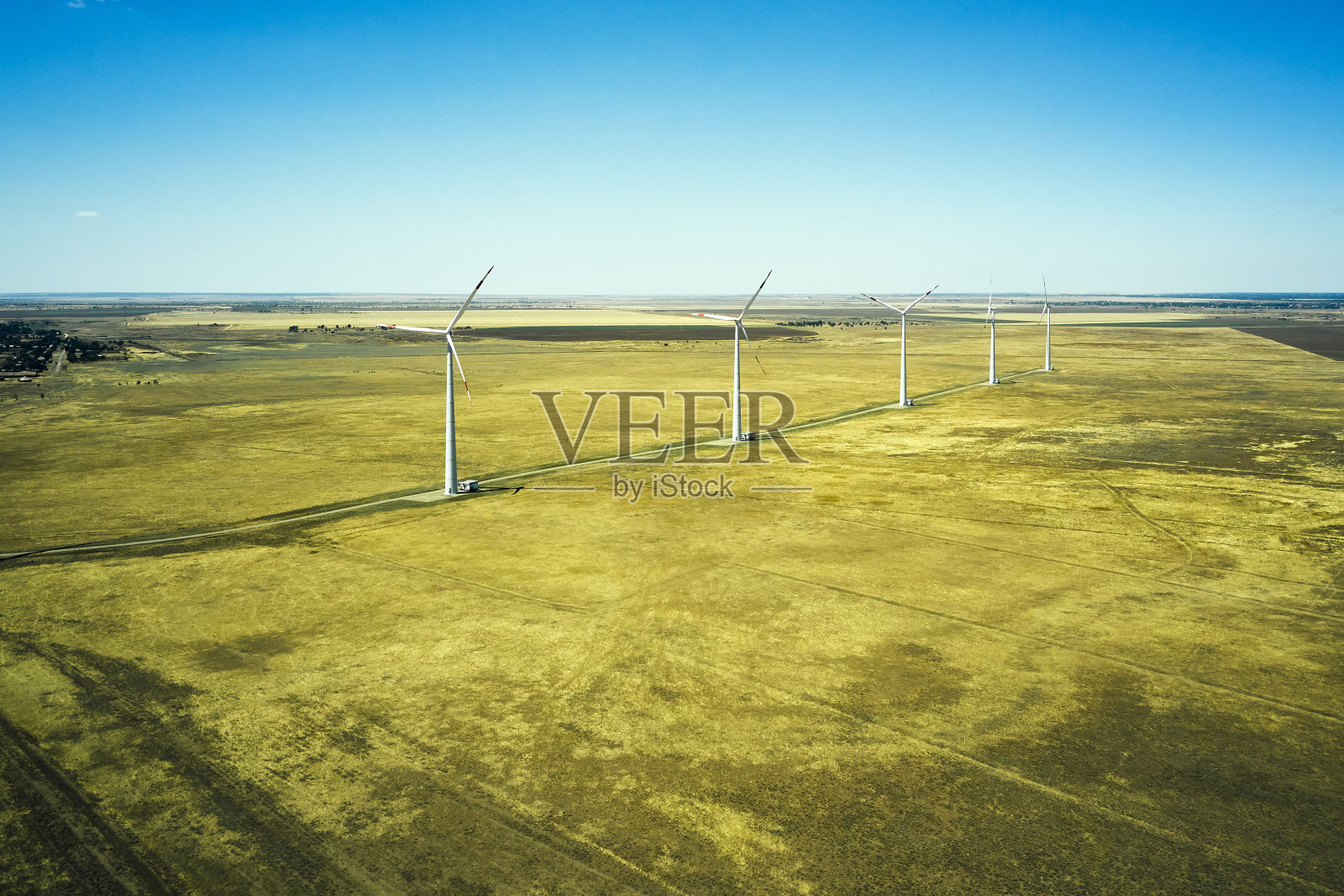 草原上的风力发电厂映衬着一架无人机拍摄的蓝天照片摄影图片
