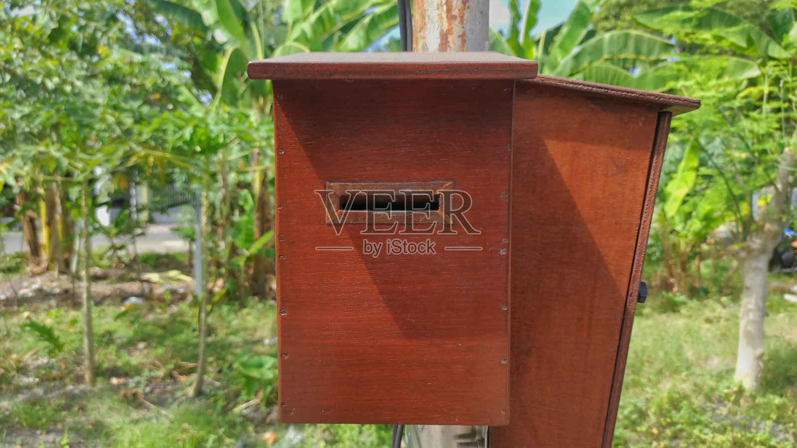 木杆上的邮箱照片摄影图片