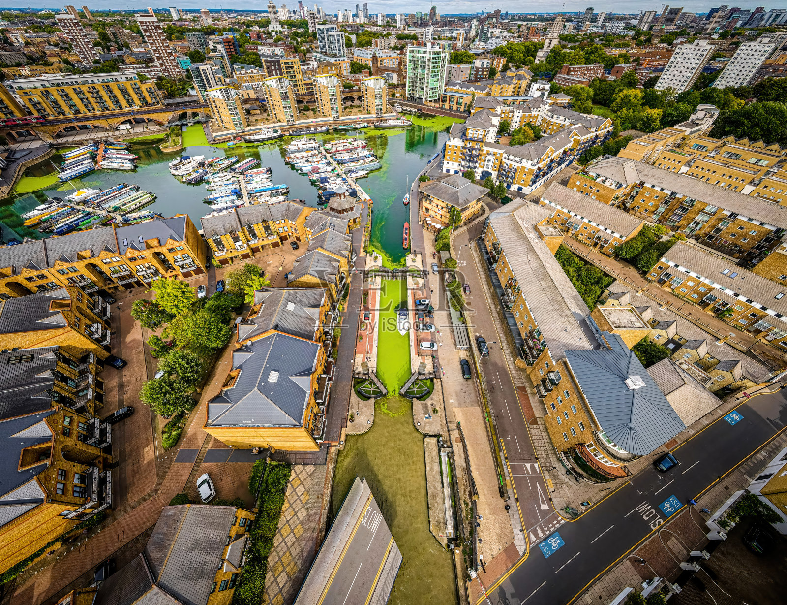 空中俯瞰莱姆豪斯，这是伦敦泰晤士河前码头地区的重建照片摄影图片