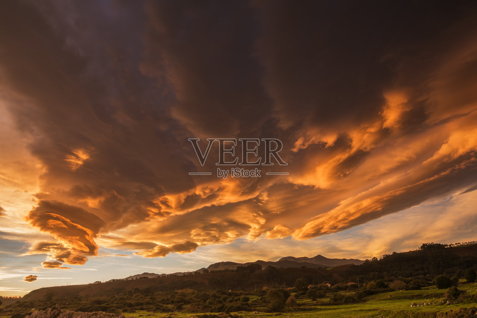 日落时引人注目的天空照片摄影图片
