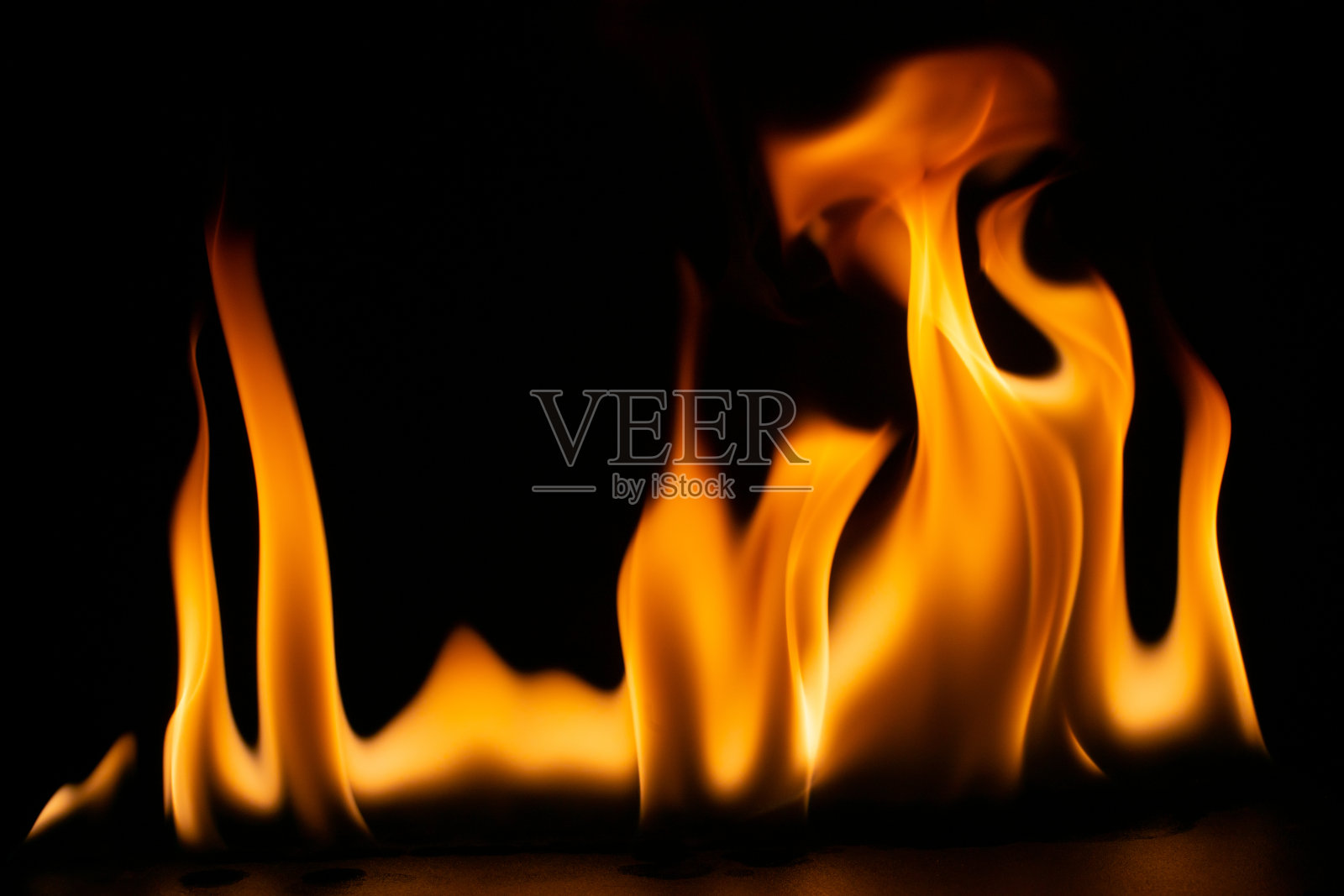 火焰燃烧的力量，火焰，和燃烧的火花特写，火的图案，火在黑暗中的光辉照片摄影图片