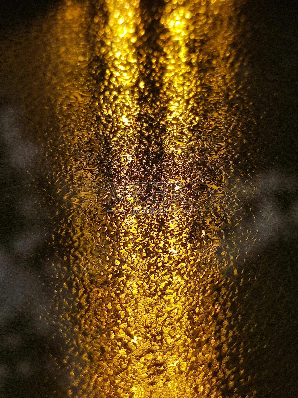 光在湿玻璃上的反射照片摄影图片