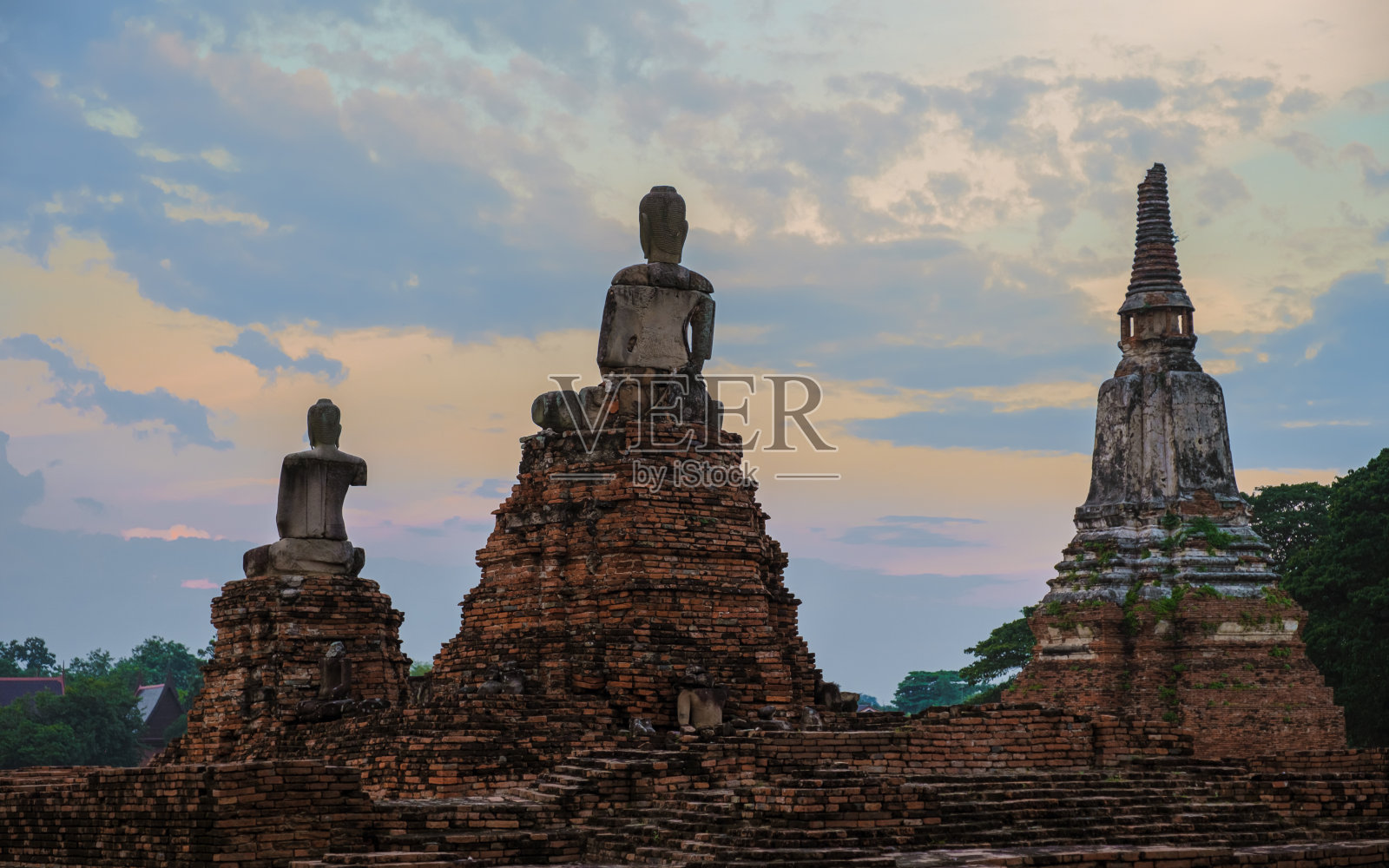 泰国大城府，日落时分的Chaiwatthanaram照片摄影图片