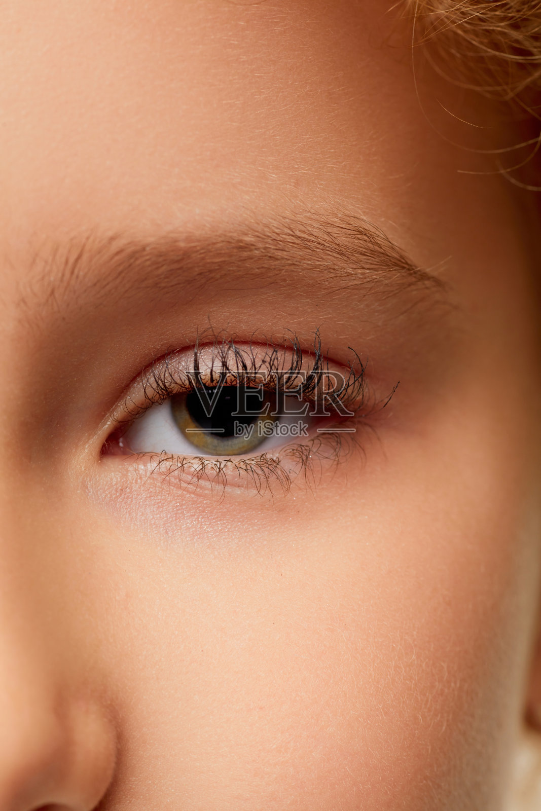 裁剪图像。特写小女孩的眼睛与黑色卷曲的睫毛。孩子眼科。儿童女脸睁大眼睛。照片摄影图片