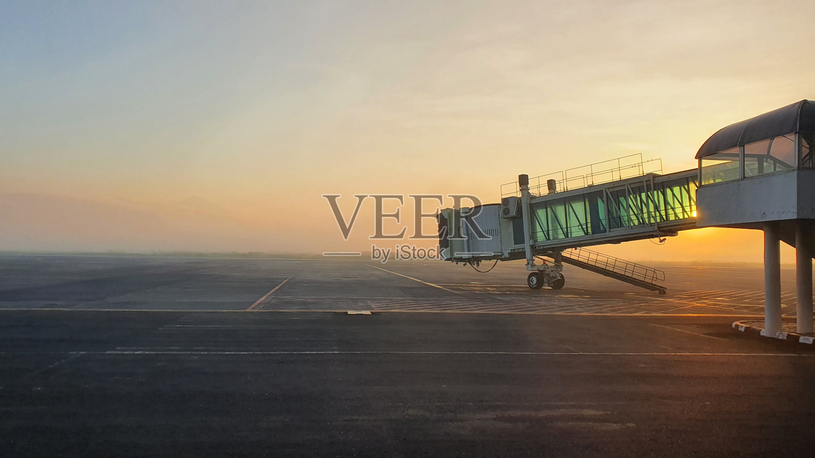 雾蒙蒙的日出照片摄影图片