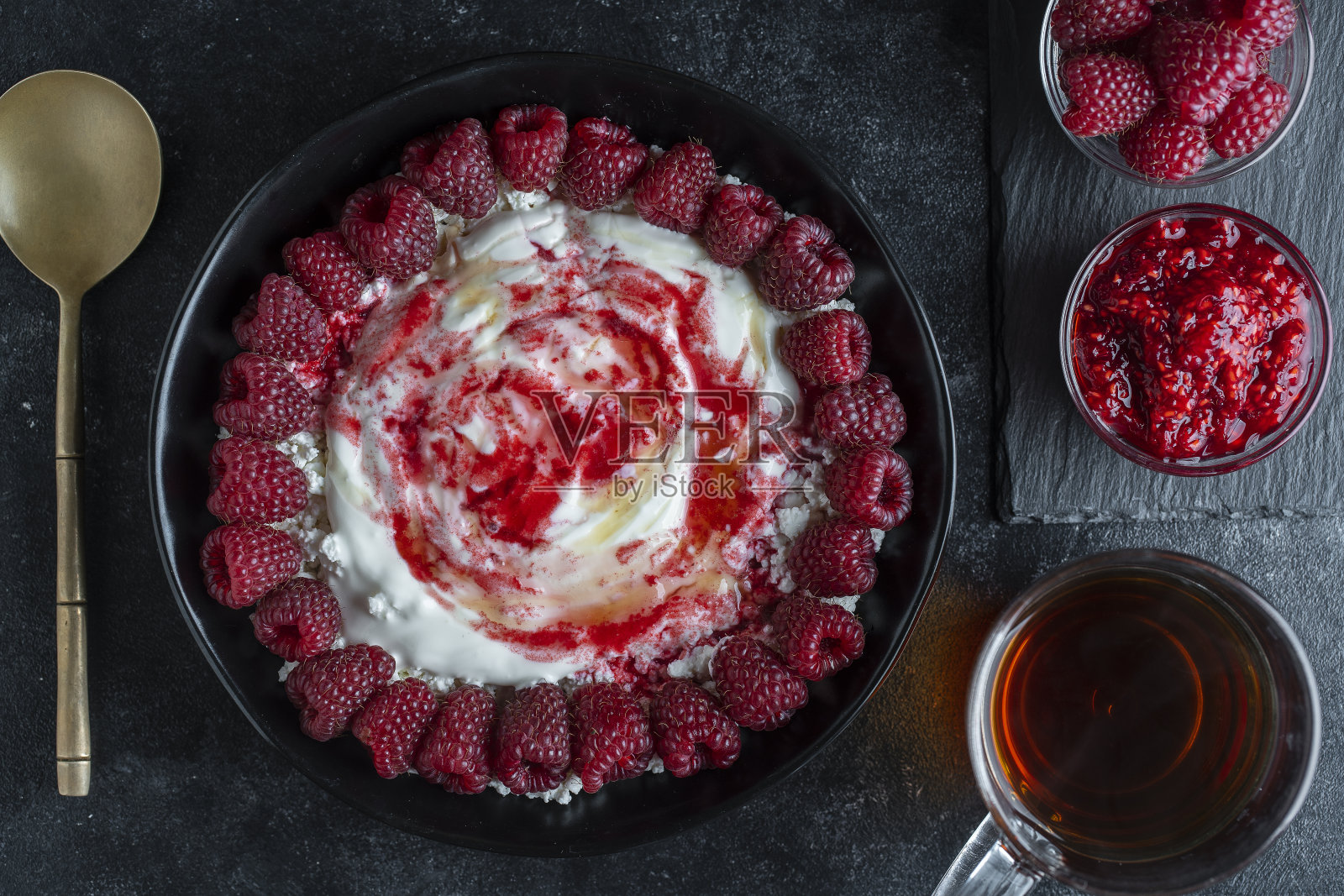 天然有机酸奶搭配新鲜的红覆盆子和白软干酪作为早餐，俯视图，特写照片摄影图片