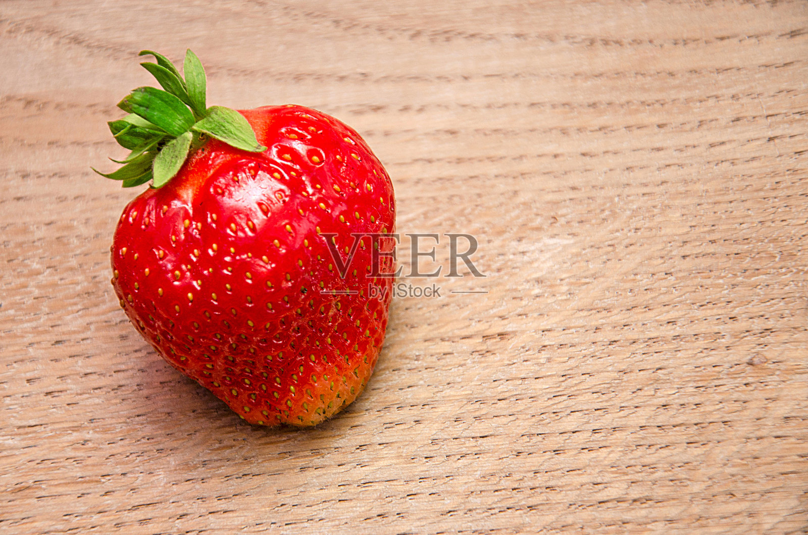 木制背景上的草莓，特写照片摄影图片