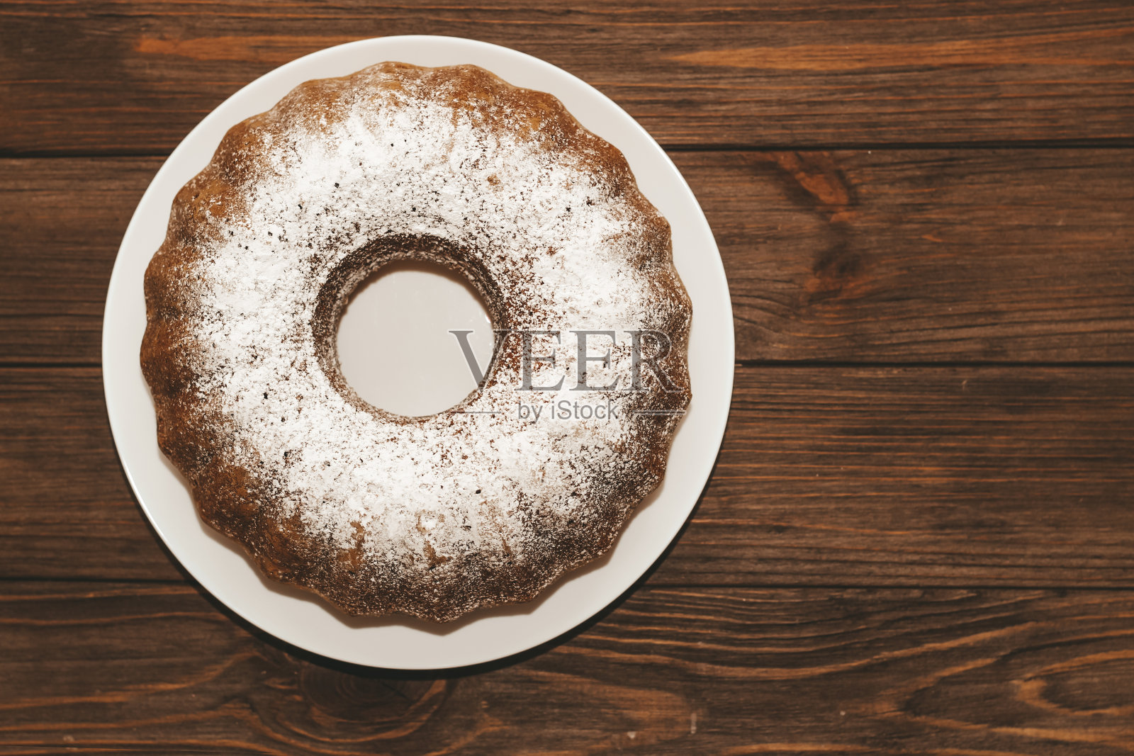 烘焙后的甜点是撒有粉末的圆形纸杯蛋糕照片摄影图片