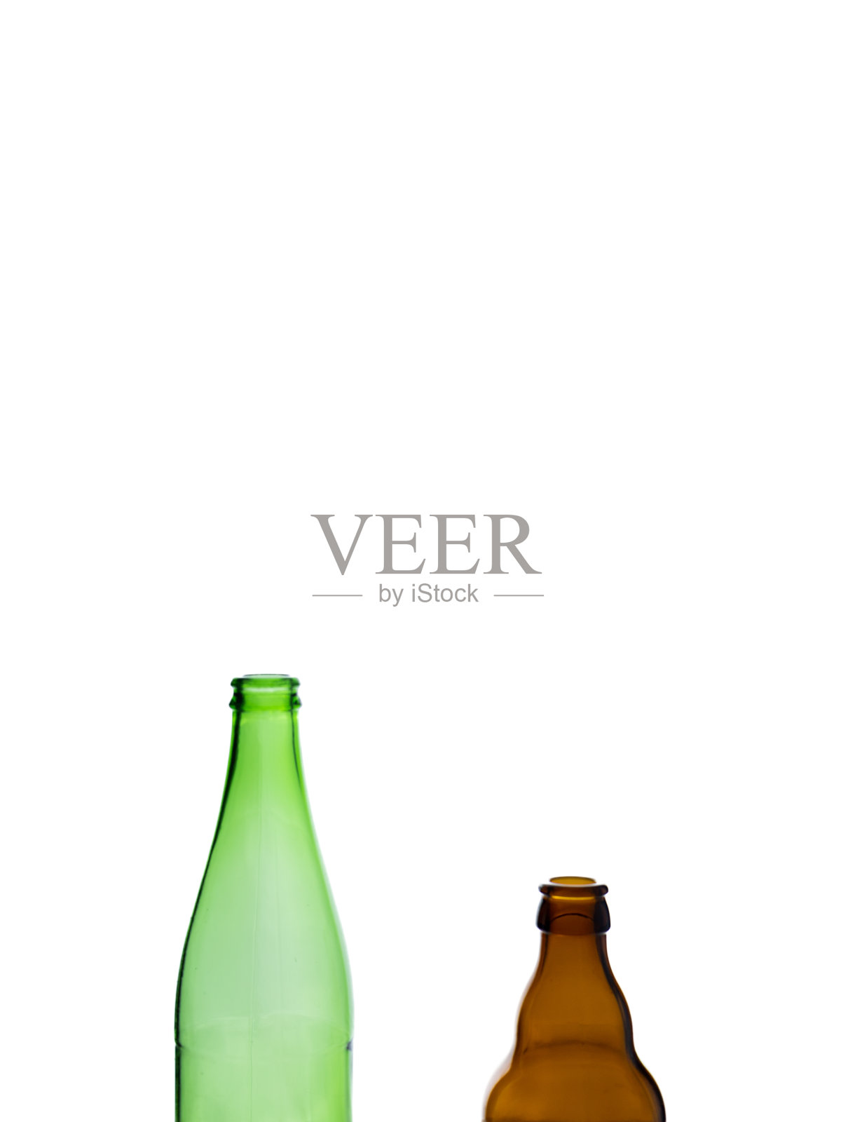 绿色和棕色的啤酒瓶孤立在白色的背景上照片摄影图片