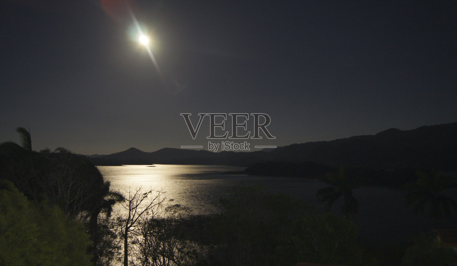 古巴维拉克拉拉省马尼加瓜市哈纳巴尼拉湖上的黄昏照片摄影图片