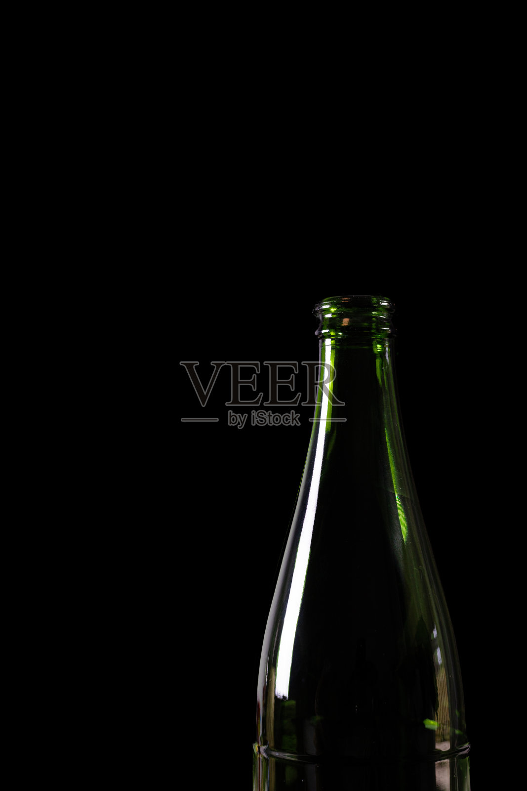 绿色啤酒瓶孤立在黑色背景上照片摄影图片