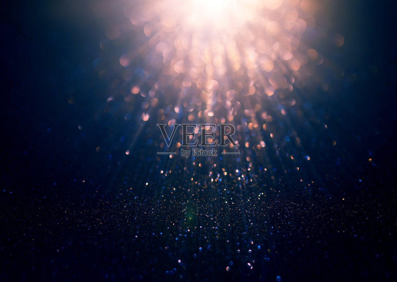 背景是闪烁的灯光。De-focused抽象背景。照片摄影图片