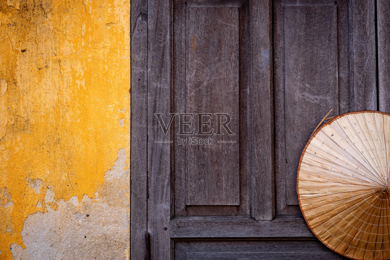 窗户上挂着一顶典型的越南帽子。照片摄影图片